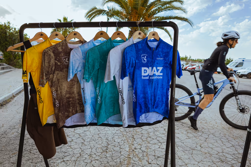 Pelotón luciendo maillots oficiales