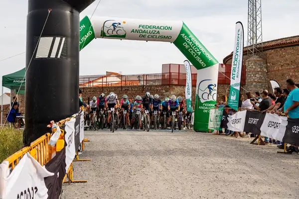 Ciclistas compitiendo en el Memorial Isidro Pulido - Copa de España