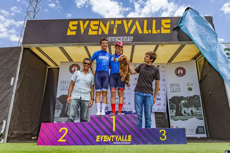 Podium Solidario en el Memorial Isidro Pulido